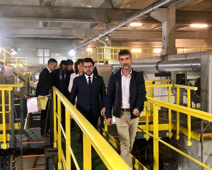 El president del Govern, Pere Aragons, durant la visita a la dessalinitzadora del Llobregat