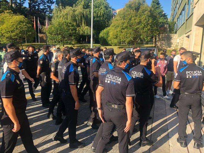Archivo - Policías locales de Santander