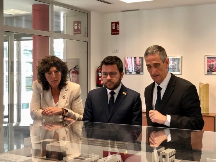 La consellera Teresa Jord y el presidente de la Generalitat Pere Aragons en uan visita a la desalinizadora del Llobregat