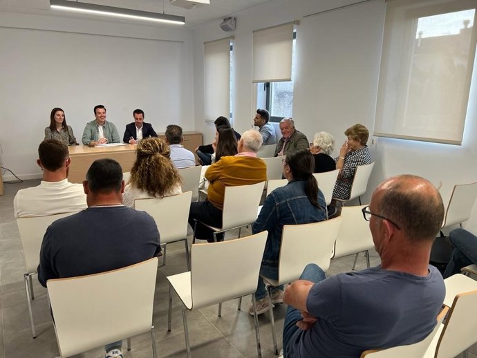 Los candidatos del PP a Sencelles, Toni Ferragut y Joana Oliver, y el Consell de Mallorca, Lloren Galmés, se reunien con asociaciones sociales de la localidad.