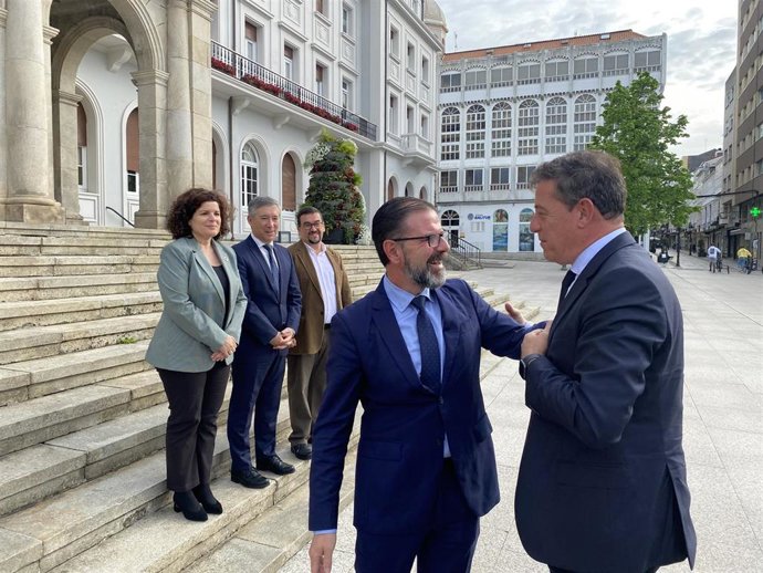 El delegado del Gobierno en Galicia, José Ramón Gómez Besteiro, se reúne con el alcalde de Ferrol, Ángel Mato.