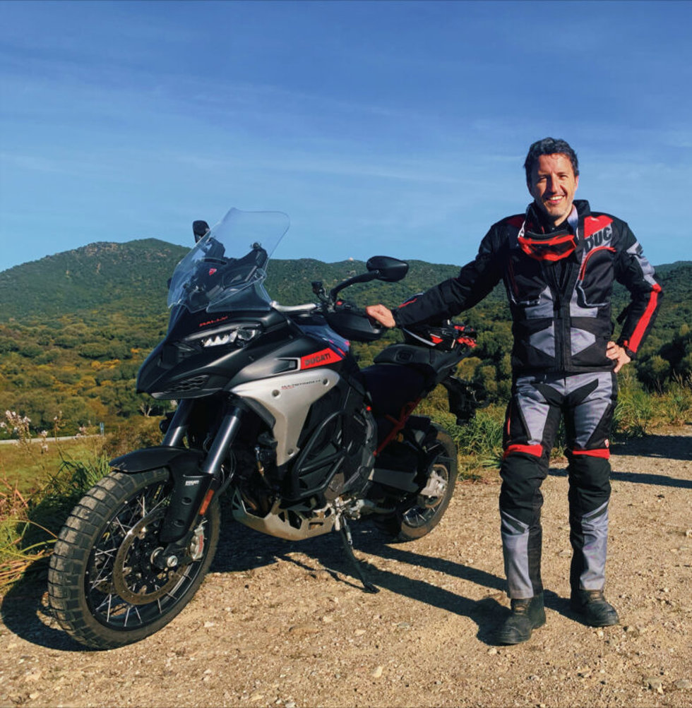 Carlos T. López Panisello, nuevo director general de Ducati para España y Portugal, con su Ducati Multistrada