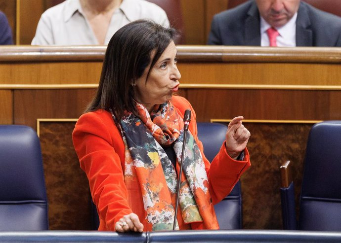 La ministra de Defensa, Margarita Robles, interviene durante una sesión de control al Gobierno, en el Congreso de los Diputados, a 26 de abril de 2023, en Madrid (España). Durante la sesión de control al Gobierno, se formulan preguntas relacionadas con 