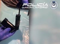 Tres detenidos por vender droga en un local de Ciudad Lineal, uno de ellos mientras cuidaba a su hija