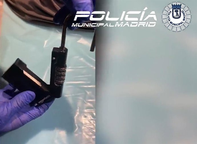 Candado con un compartimento oculto en el que se escondían papelinas de cocaína.