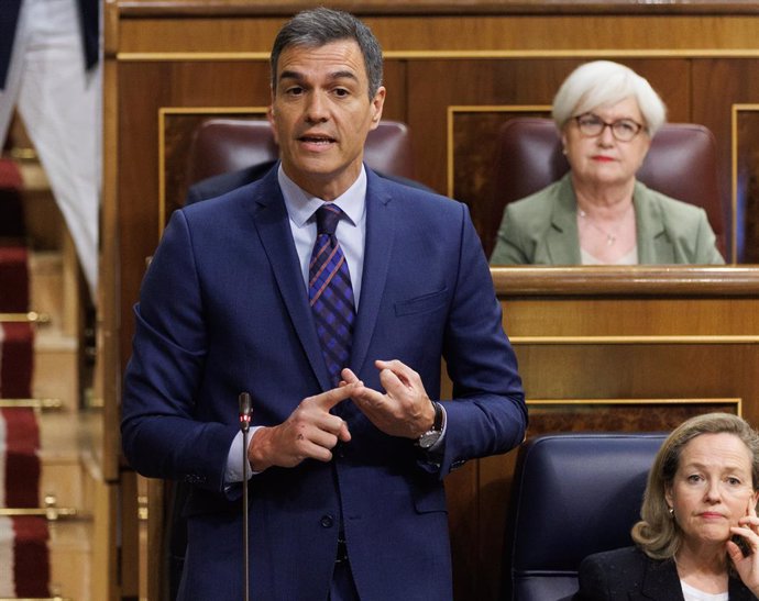 El presidente del Gobierno, Pedro Sánchez, interviene durante una sesión plenaria en el Congreso de los Diputados, a 26 de abril de 2023, en Madrid (España). Durante la sesión de control al Gobierno, se formulan preguntas relacionadas con el cese de la 