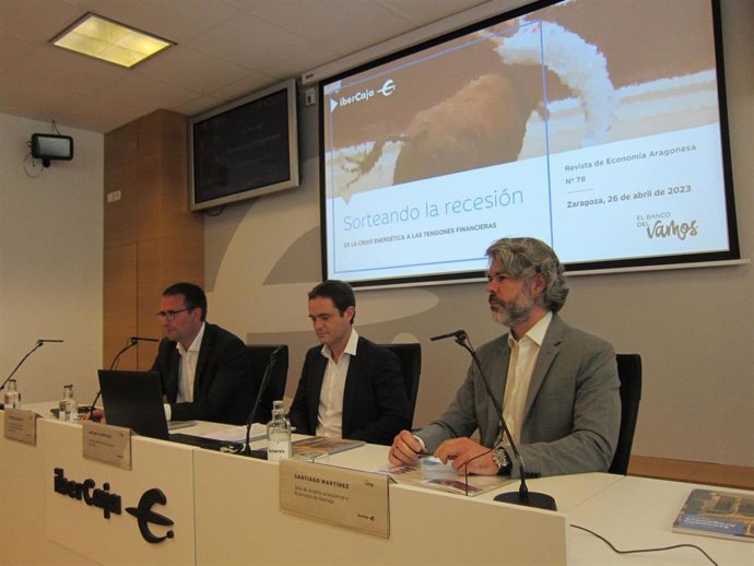 El director de Comunicación y Relaciones Institucionales de Ibercaja, Enrique Barbero, el del Área Financiera, Antonio Martínez, y el jefe de Análisis Económico y Financiero, Santiago Martínez, presentan el número 78 de la Revista Economía Aragonesa.