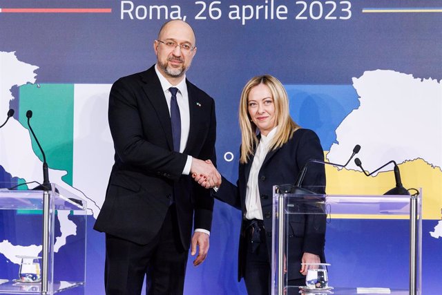 El primer ministro ucraniano, Denis Shmigal, junto a la primera ministra italiana, Giorgia Meloni.