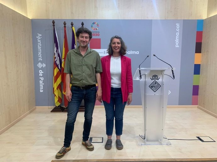 (De Izquierda A Derecha) El Portavoz De Cort Y Regidor De Justicia Social, Feminismo Y LGTBI+, Alberto Jarabo, Y La Regidora De Modelo De Ciudad, Vivienda Digna Y Sostenibilidad De Palma, Neus Truyol, En Rueda De Prensa