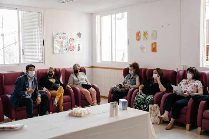El presidente del Cabildo de Tenerife, Pedro Martín (i), en una reunión con familiares usuarias del CAMP La Cuesta