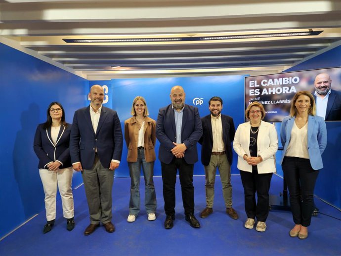 Jaime Martínez, en el centro, junto a otros miembros de su candidatura, en la sede del PP.