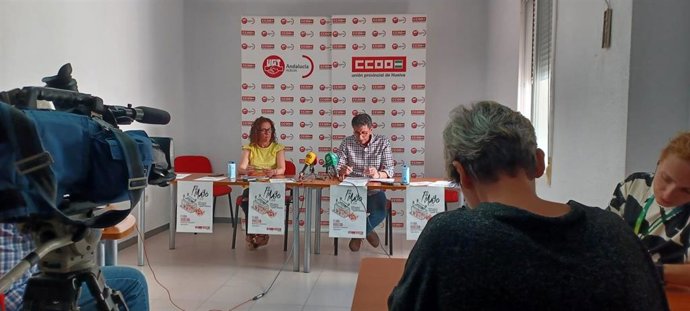 Los secretarios generales de UGT y CCOO en Huelva, Sebastián Donaire y Julia Perea, respectivamente, en rueda de prensa.