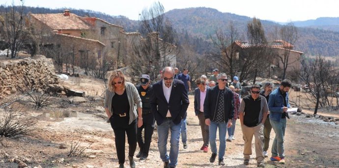 El presidente del Gobierno de Aragón, Javier Lambán, acompañado por la consejera Mayte Pérez, se reúne con los alcaldes de San Agustín y de Olba, cuyos términos municipales se vieron afectados por el incendio registrado en marzo.