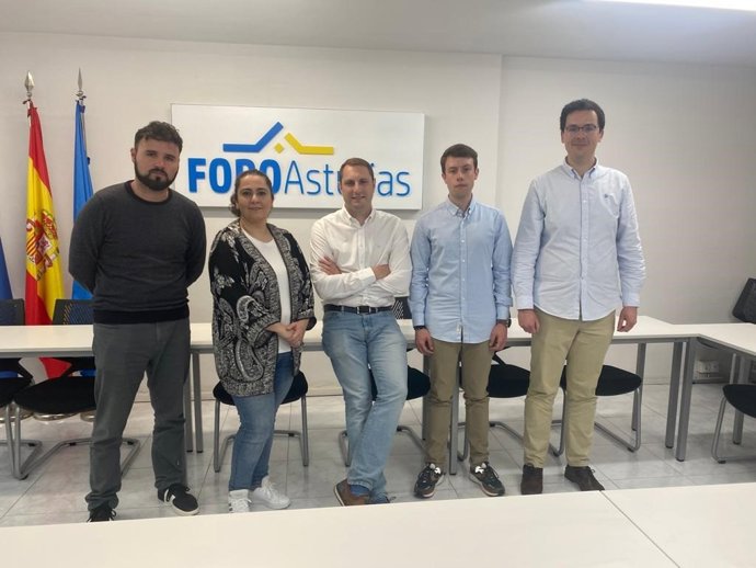 El candidato de Foro Asturias a la presidencia del Principado, Adrián Pumares, con representantes de la Asociación de Trabajadores Asturianos de Sanidad (ATAS).