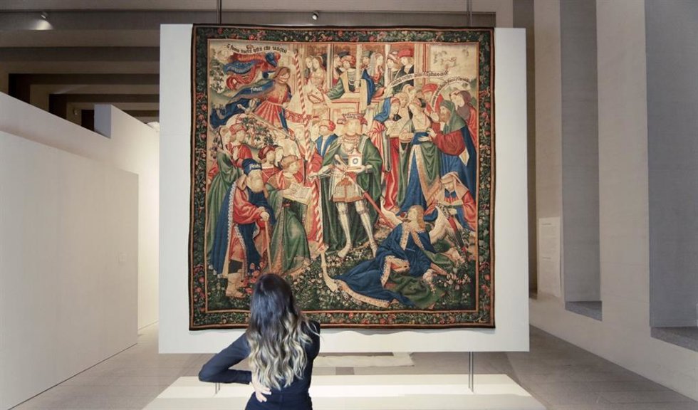 La arquitecta y youtuber Ter contempla el tapiz El triunfo del tiempo.