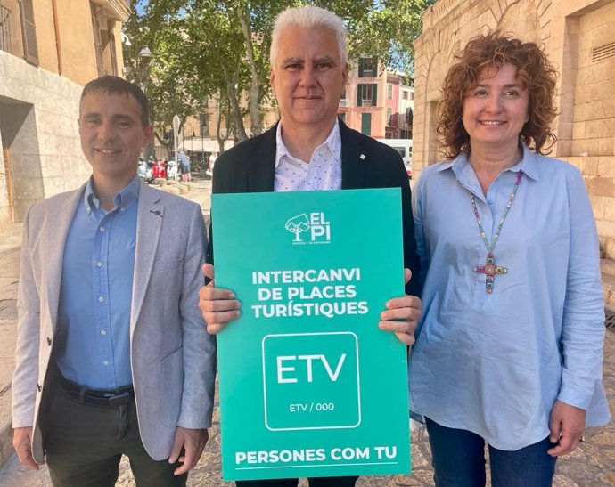 Los candidatos de El Pi a la alcaldía de Palma, Carles Cabrera, y al Parlament, Josep Meli y Xisca Mora.