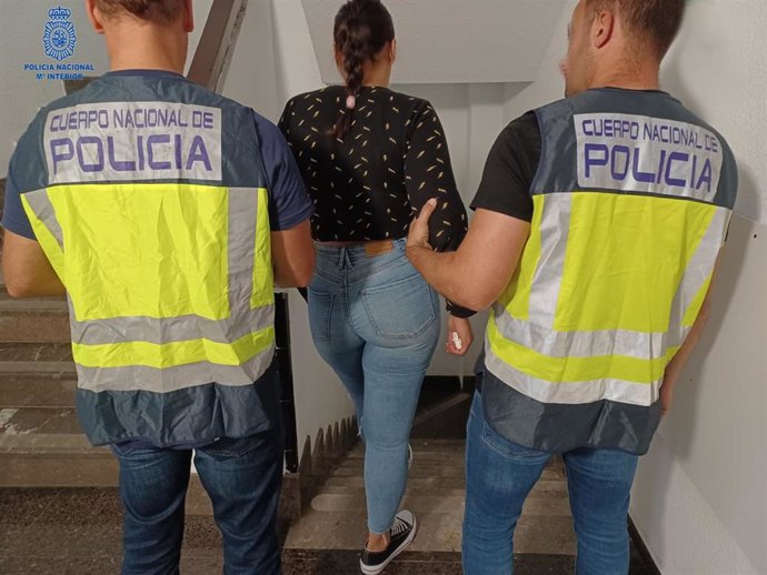 Dos agentes de la Policía Nacional en Palma llevan a la detenida.