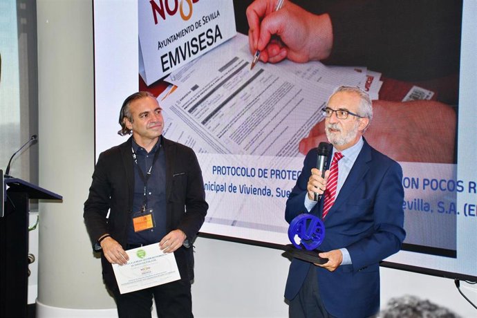 Archivo - De izquierda a derecha, el gerente de Emvisesa, Felipe Castro, y el delegado de Hábitat Urbano, Juan Manuel Flores, en una imagen de archivo. 