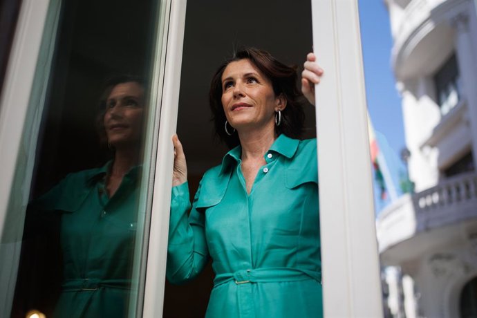 La escritora y periodista Ayanta Barilli posa durante una entrevista para Europa Press, en el Hotel de Las Letras, a 26 de abril de 2023, en Madrid (España). El libro es una novela, que envuelve al lector en una historia de familia, amor y lealtad sobre