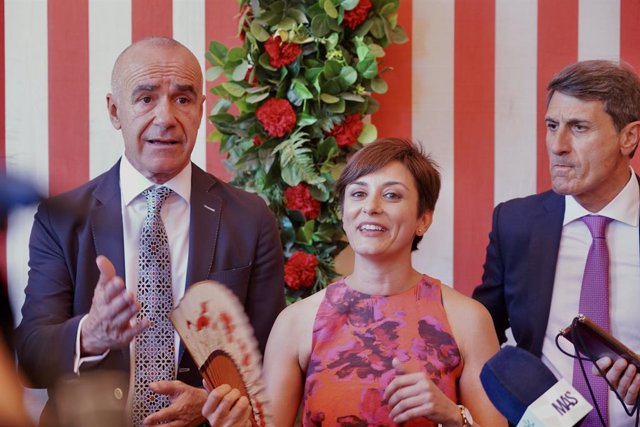 Archivo - De izquierda a derecha, Antonio Muñoz, alcalde de Sevilla; Isabel Rodríguez, portavoz del Gobierno y ministra de Política Territorial, y el delegado del Gobierno en Andalucía, Pedro Fernández, en la Feria de Sevilla.