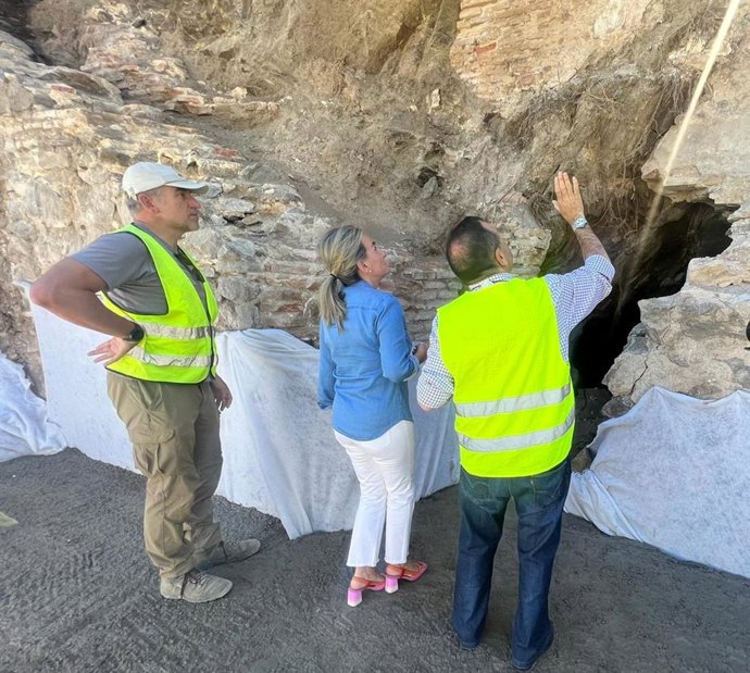 Audio/Foto: La Alcaldesa Visita El Hallazgo De Un Santuario Anterior Al Siglo Xvi Junto Al Puente Nuevo De Alcántara