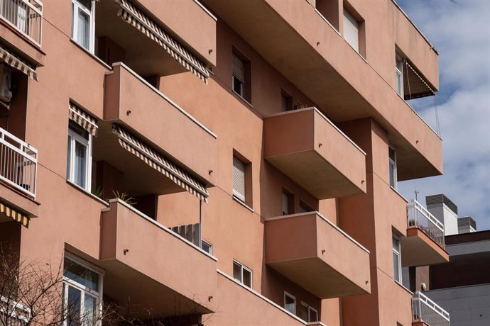 Fachada de un edificio, a 25 de abril de 2023, en Barcelona.