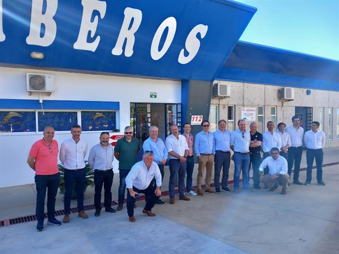 Un nutrido grupo de representantes de la Comunidad Intermunicipal de la Región de Coímbra (Portugal) durante su visita al Parque Comarcal del Andévalo Oriental en Valverde del Camino (Huelva)