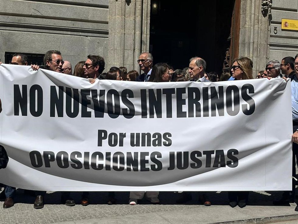 La Federación De Cuerpos Superiores De La Administración General Del Estado Se Concentra Ante Hacienda Por Unas Oposiciones "Justas".