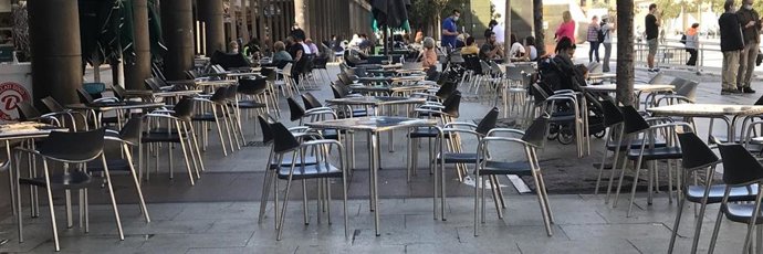 Archivo - Terraza con mesas vacías en una céntrica plaza