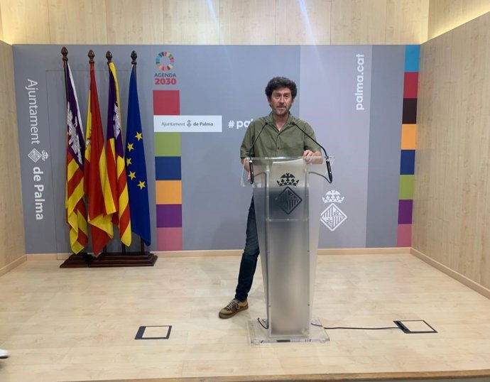 Archivo - El portavoz del Ayuntamiento y regidor de Justicia Social, Feminismo y LGTBI, Alberto Jarabo, en rueda de prensa