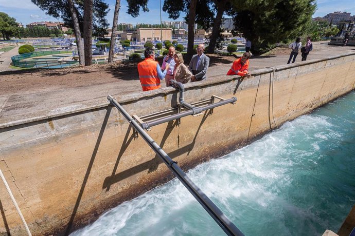 La consejera municipal de Infraestructuras, Patricia Cavero, en la potabilizadora de Casablanca