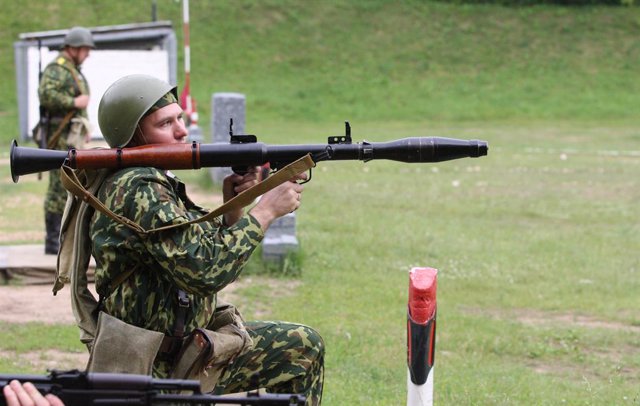 Archivo - June 19, 2012 - Minsk, Russia - June 19,2012.Minsk,Belarus. Pictured: Belarus army combat training.A soldier with RPG rocket launcher.