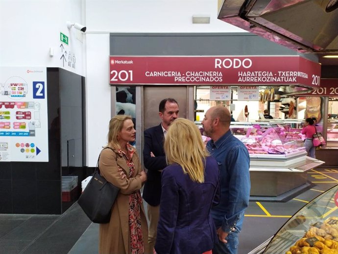 El presidente del PP vasco, Carlos Iturgaiz, en el Mercado de la Ribera de Bilbao