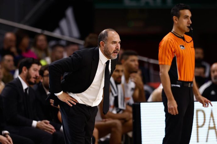 Archivo - Chus Mateo da instrucciones durante un partido del Real Madrid 