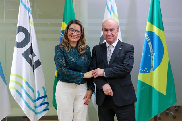 La primera dama de Brasil, Janja Lula da Silva, y el secretario general de la OEI, Mariano Jabonero