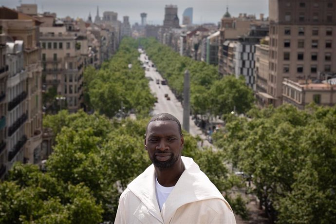 El actor Omar Sy posa durante un photocall del BCN Film Fest, a 26 de abril de 2023, en Barcelona, Catalunya (España). El Festival Internacional de Cine de Barcelona-Sant Jordi (BCN FILM FEST) propone una selección de películas del panorama internaciona