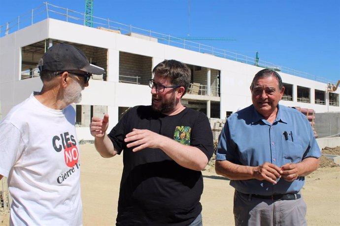 El eurodiputado de la izquierda europea y miembro de la subcomisión de Derechos Humanos, Miguel Urbán, visita las obras del nuevo CIE de Algeciras (Cádiz)