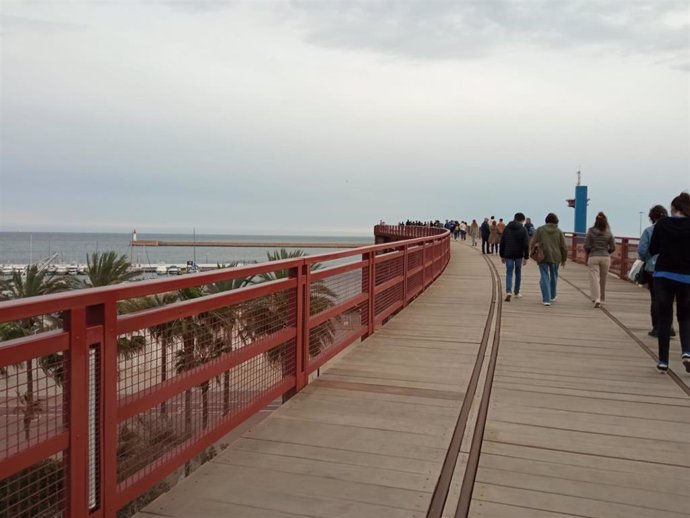 Paseo peatonal en altura del Cable Inglés de Almería.
