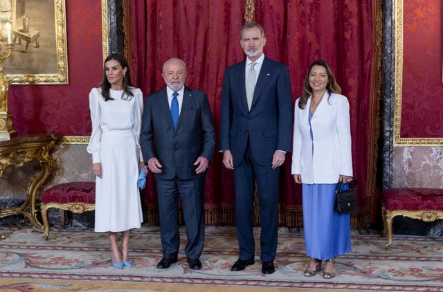 (I-D) La Reina Letizia; el presidente de la República Federativa de Brasil, Luiz Inácio Lula da Silva; el Rey Felipe VI y la Primera Dama de Brasil, Rosángela Lula da Silva, se saludan a su llegada a un almuerzo en el Palacio Real de Madrid, a 26 de abril