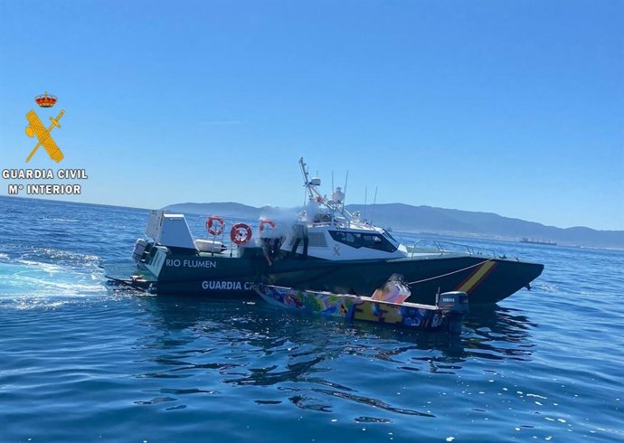 Detenido en una lancha tras recoger a dos inmigrantes y droga en Ceuta para regresar a la península