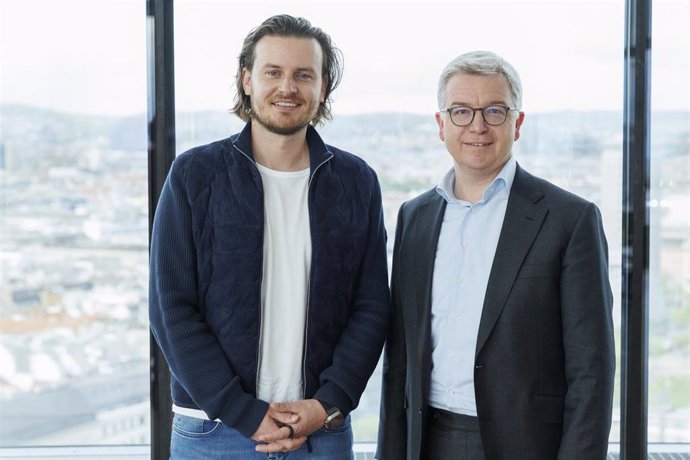 Eric Demuth, CEO de Bitpanda, y Michael Hllerer, consejero delegado de Raiffeisenlandesbank