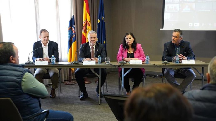 El presidente de Canarias en la asamblea de la Fecam, en Las Palmas de Gran Canaria