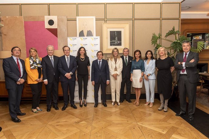 Antonio Huertas, presidente de Mapfre, y Núria Vilanova, presidenta de CEAPI, en el recibimiento a José Luis Martínez Almeida, alcalde de Madrid