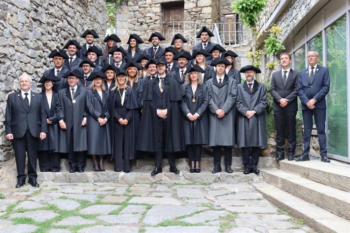 Tradicional foto conjunta de los nuevos conseller generals en el exterior de la Casa de la Vall, con el síndic general, Carles Enseñat, en el centro