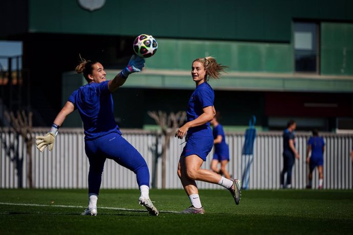 Alexia Putellas entrena parcialmente con el grupo tras su lesión de rodilla