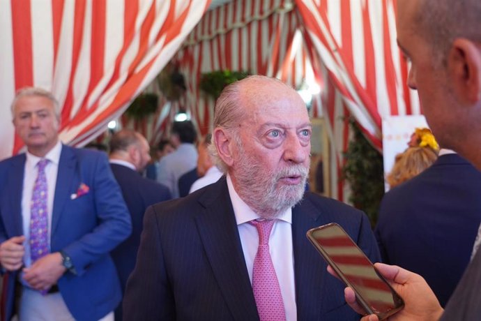 El presidente de la Diputación de Sevilla, Fernando Rodríguez Villalobos, en la recepción de los alcaldes de la provincia en la Feria de Sevilla.