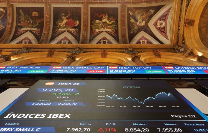 Un panel del IBEX 35 en el Palacio de la Bolsa