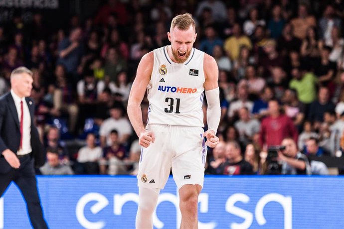 Dzanan Musa celebra una canasta durante un partido del Real Madrid