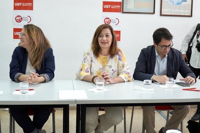 La presidenta del Govern, Francina Armengol (c), durante una reunión con representantes sindicales de UGT y CCOO  en Menorca.