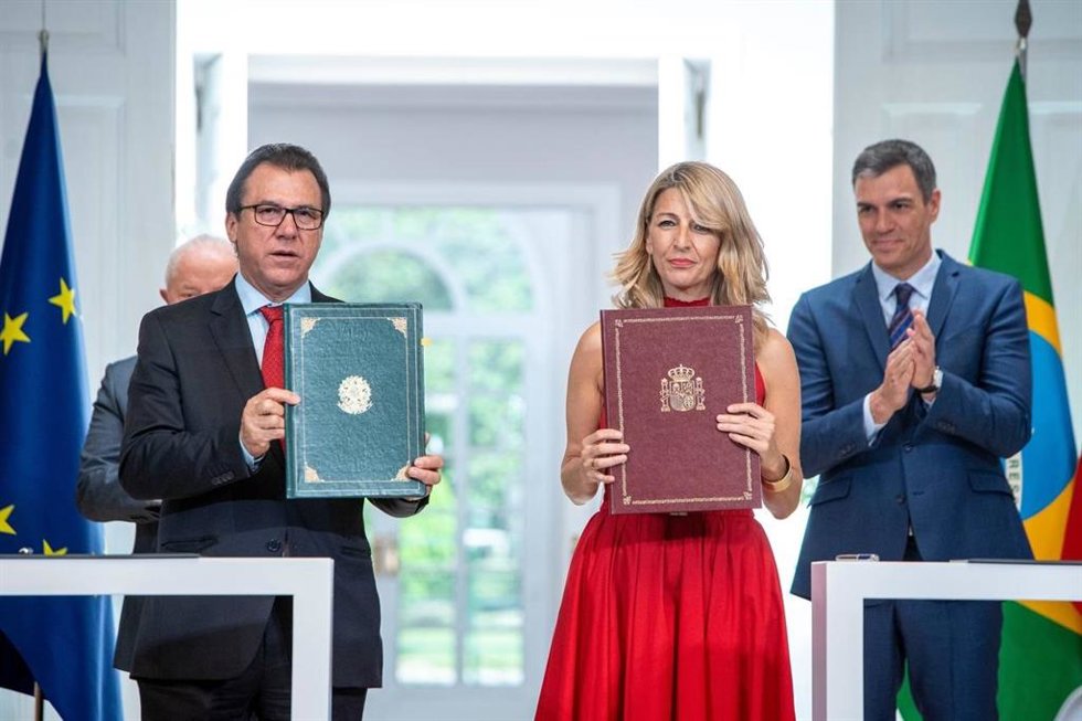 La vicepresidenta segunda y ministra de Trabajo, Yolanda Díaz, y el ministro de Trabajo y Empleo de Brasil, Luiz Marinho, en Madrid, el 26 de abril de 2023.